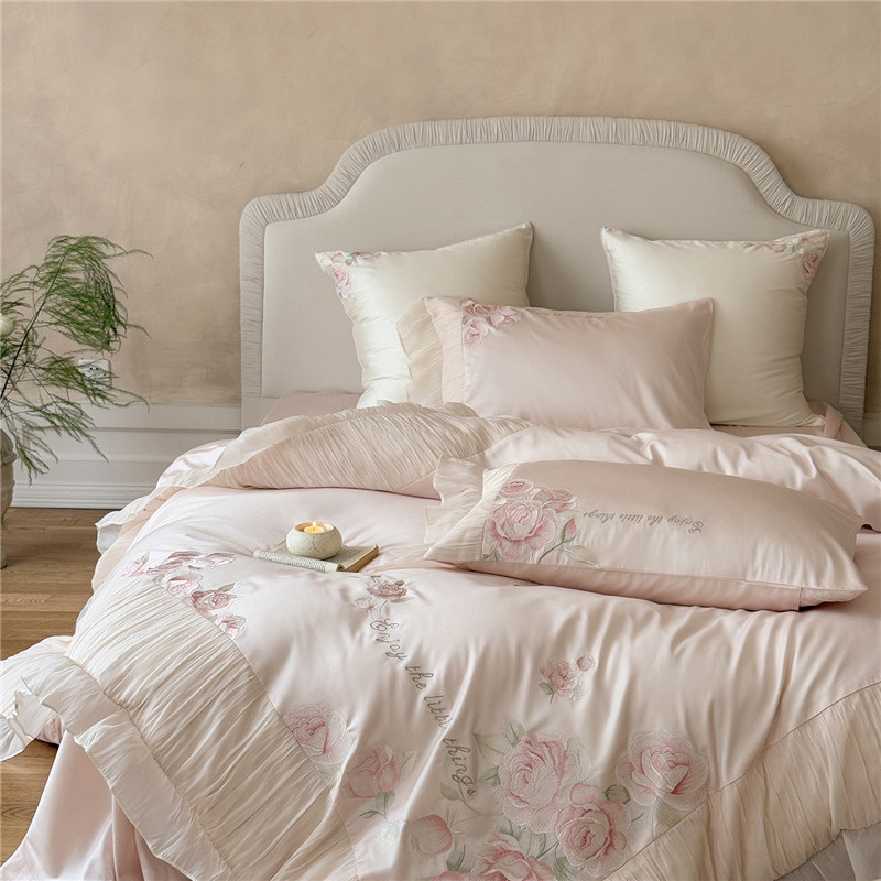Home Textiles Premium - ชุดเครื่องนอนผ้าฝ้ายอียิปต์พรีเมียม 1000 เส้นด้าย พร้อมลูกไม้หรูหรา ปักลายอย่างประณีต ประกอบด้วยผ้าห่มคลุมเตียง